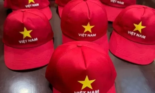 Nón đỏ thêu và in lá cờ Việt Nam